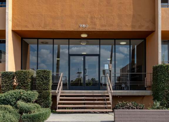 The front of a building with the number 980 on it at Menlo Terrace Apartments, California