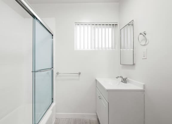Luxurious Bathroom at Palms at Menlo, Los Angeles 