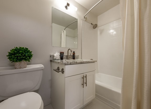 Bathroom With Bathtub at RiverHouse, Virginia