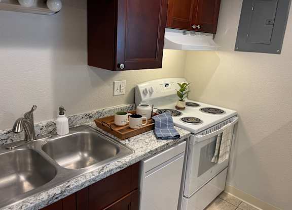 kitchen with a white oven at Kingsbrook Arms, Englewood