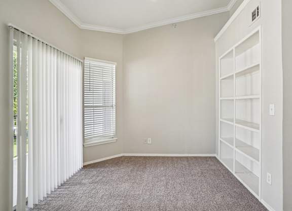 A room with a carpeted floor and a white closet.