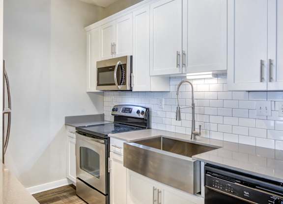 Pet-Friendly Apartments in Atlanta, GA - Biltmore at Midtown - Luxury Kitchen with Stainless Steel Appliances