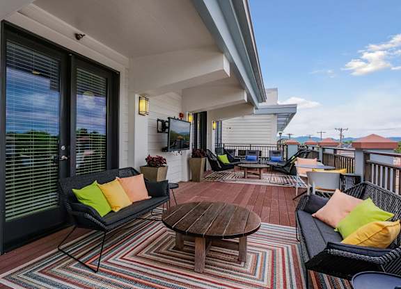 12 South Apartments - Nashville TN - Sundeck lounge area