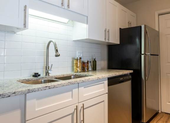 Alpharetta Apartments – Webb Bridge Crossing – kitchen with white cabinets and stainless steel appliances