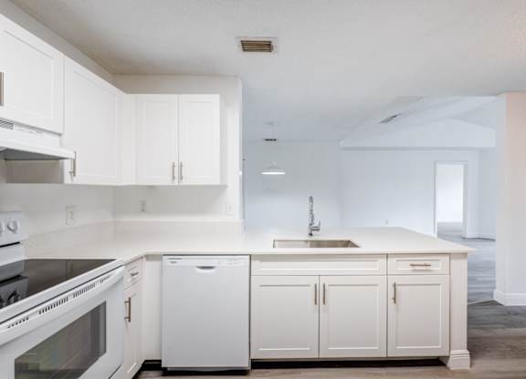 Sole at Sunrise apartments in Sunrise, FL photo of kitchen