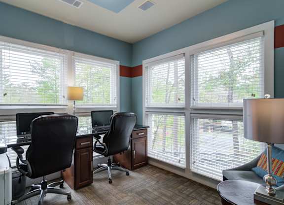West Marietta, GA Apartments – Wood Pointe Apartments – business center with computers and desk chairs