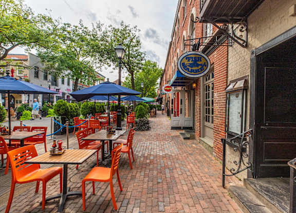 Old Town Alexandria restaurants and shops near Mason Hall ApartmentsOld Town Alexandria restaurants and shops near Mason Hall Apartments