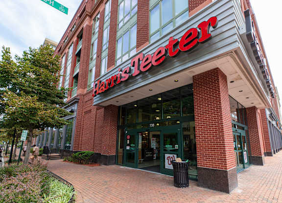 Harris Teeter near Mason Hall Apartments in Alexandria, VA 22314
