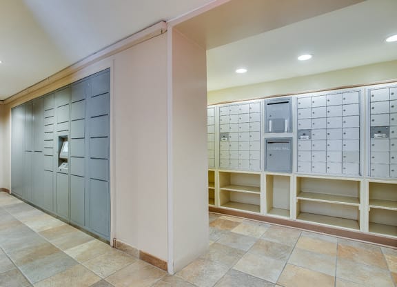 Package lockers at Diplomat, Washington
