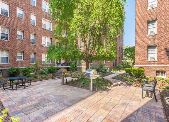 Courtyard  at Highview and Castle Manor, Washington