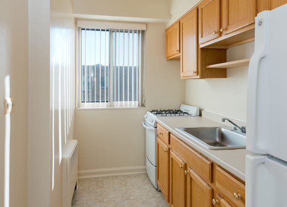 Kitchen with classic appliances at Idaho Terrace, Washington, Washington