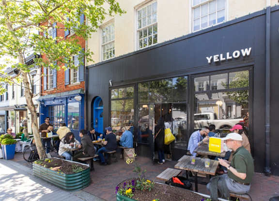 Outdoor dining in Georgtown near Kew Gardens