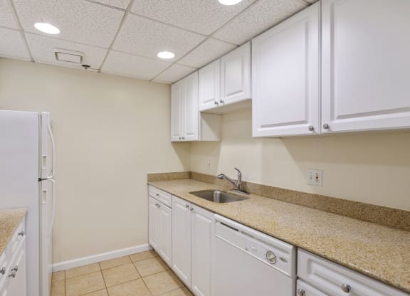 Kitchen with classic appliances at Lenox Club Apartments, National Landing Arlington, VA, 22202