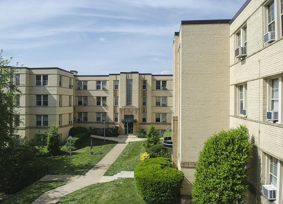 Building exterior view at Park Crest Apartments, Washington