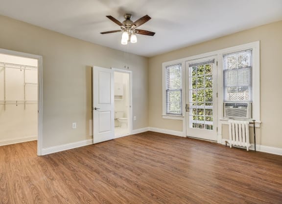 Studio apartment with balcony  at Kew Gardens, Washington, Washington