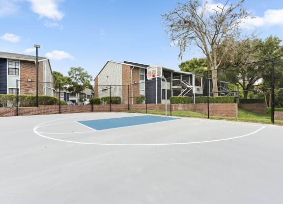 the basketball court at the whispering winds apartments in pearland tx