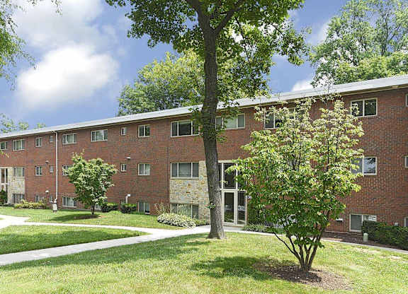 Lush landscaping at Cardiff Hall Apartments, Towson, MD, 21204