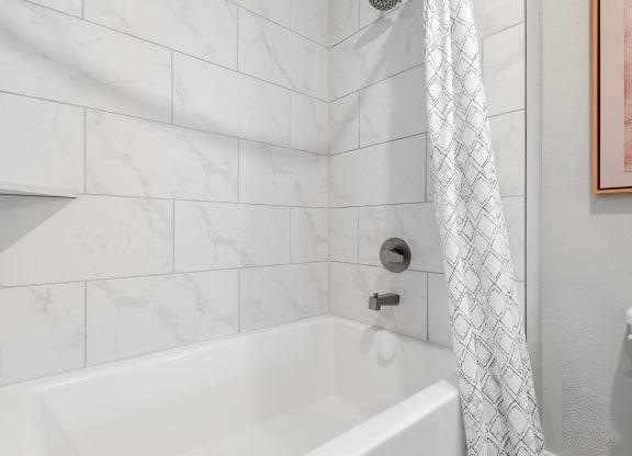 The Atwater Apartments Shower and Tub