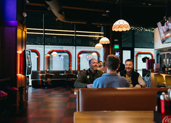 A group of people are sitting at a table in a restaurant.