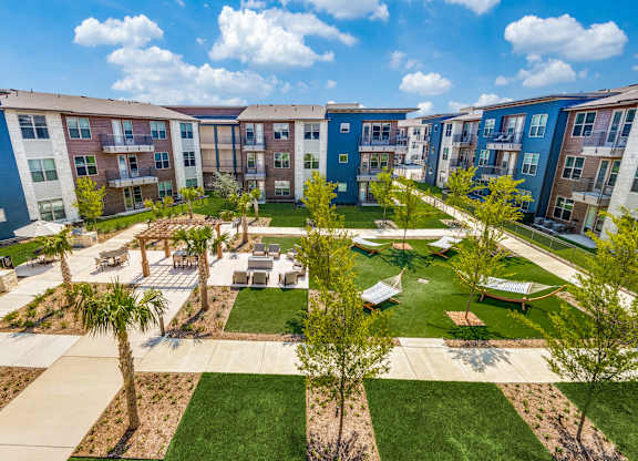 Safe Walking Paths In Courtyard at Park Hill, Dallas, TX