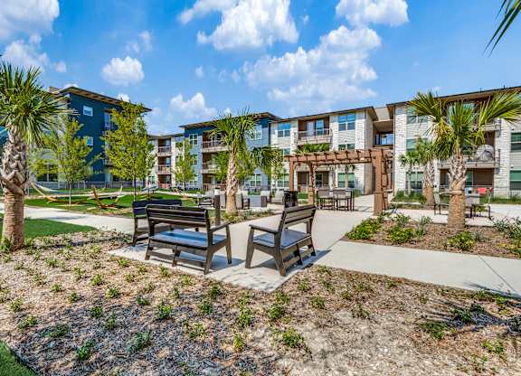 Outdoor courtyard amenities at Park Hill, Dallas, TX, 75211