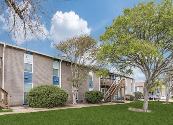 Beautiful Garden Exterior at Hackberry Ranch Apartments, Clute, TX, 77531