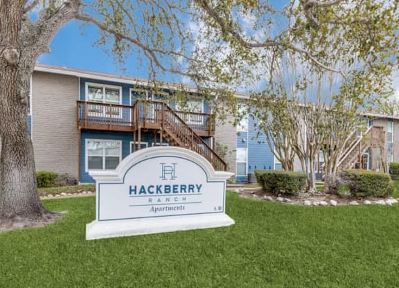 Green Lawn Garden Area at Hackberry Ranch Apartments, Clute, TX