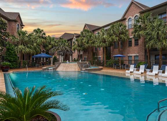 Resort style pool with palm trees and courtyard at Melia Medical Center Apartments, Houston, TX