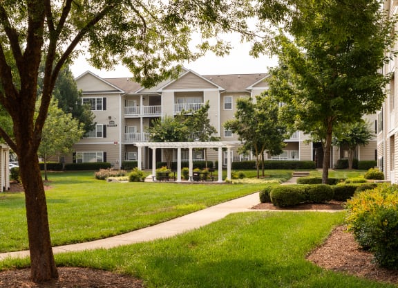 Landscaped courtyard with picnic area at Abberly Grove Apartment Homes, Raleigh, North Carolina