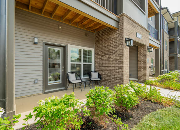 the preserve at ballantyne commons apartment patio with chairs