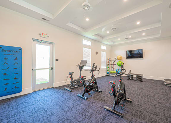 the gym at the landing at pullman apartments in pullman