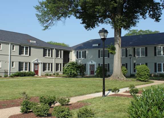 a group of houses in a neighborhood with a street light