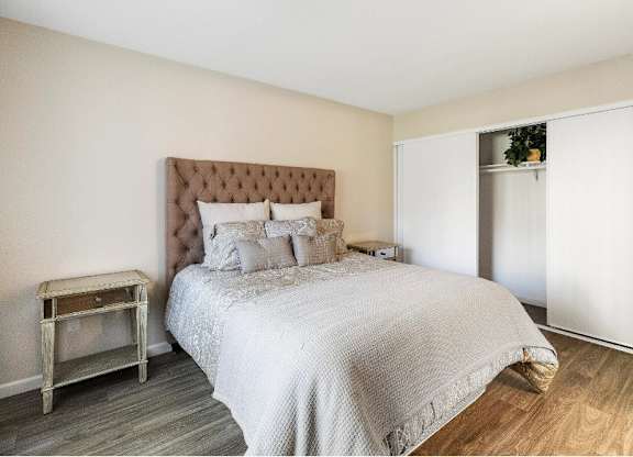 Bedroom With Closet at The Oaks Apartments, Upland, California