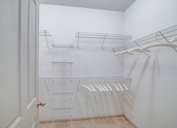 Travis - 2x2 1296 - Walk In Closet