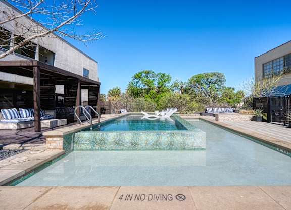 A pool with a 4 in no diving sign.