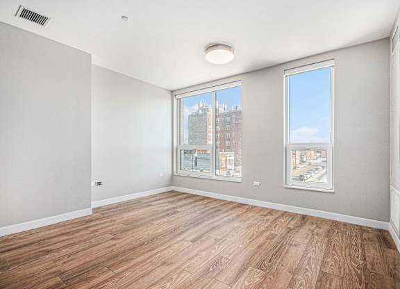 Expansive Windows For Natural Light at Thrive Exchange, Chicago, Illinois