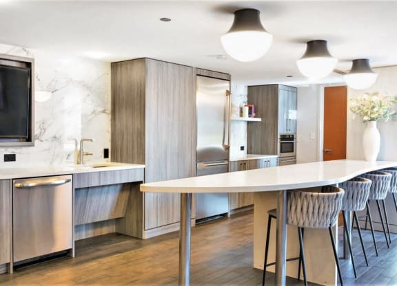 Amenity kitchen with an island and a table with chairs at Kingsbury Plaza, Illinois, 60654