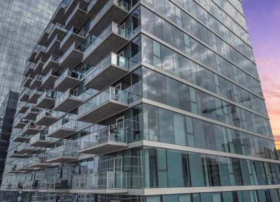 Apartment Building Exterior at One 333, Chicago, IL, 60605
