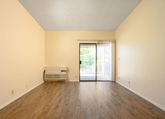 the preserve at ballantyne commons apartment living room at Park Columbia Apts, Hemet, CA 92544