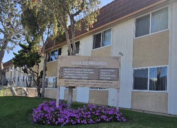 A sign in front of a building that says CAGA DE MRANDA.