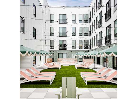 Outdoor Courtyard at The Artisan at 39th in Omaha, NE