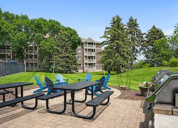 the preserve at ballantyne commons community picnic area with tables and chairs at Cityscape, St Louis Park, Minnesota