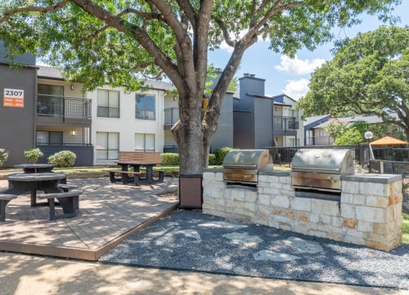 our apartments have a spacious courtyard with picnic tables and barbecue grills at District 2308, Arlington, TX ?
