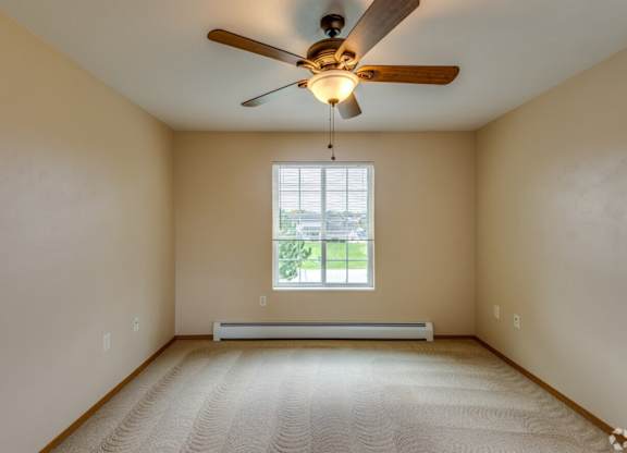 Upper Pineview,  Hall Bedroom, 2 Bed/2 Bath