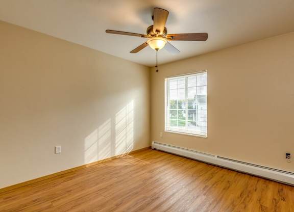 Upper Corner Pineview, Primary Bedroom, 2 Bed/2 Bath