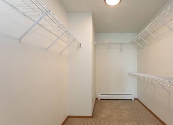 Upper Corner Pineview, Primary Bed/Closet, 2 Bed/2 Bath