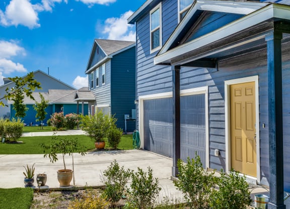 Linea Stillwater Rental Homes Model Home Exterior and Driveway
