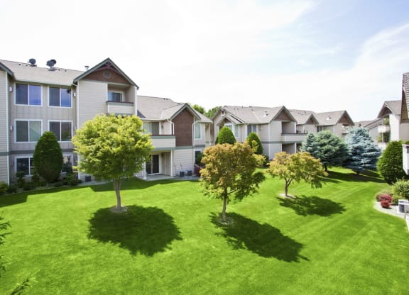 Grandridge Place ApartmentsGreen Landscape