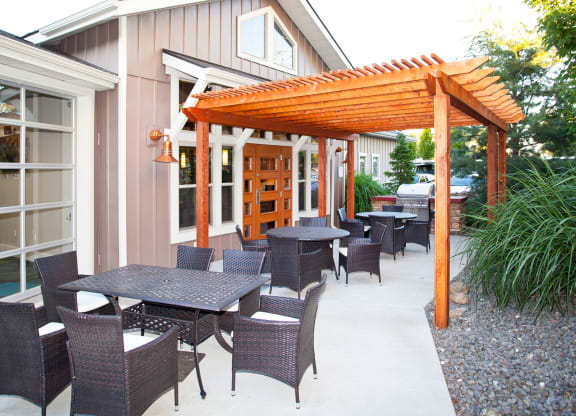 Island View Apartments Community Patio Dining