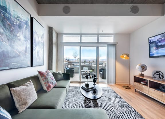 10- to 11-Foot Ceilings